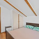 1 Bedroom Pet Friendly In Brodarica (Sibenik-Knin)