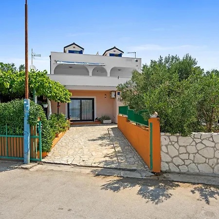 1 Bedroom Cozy In Apartman Brodarica