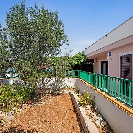 1 Bedroom Pet Friendly In *